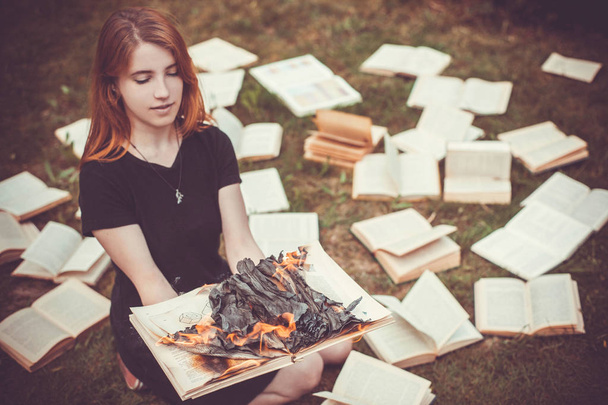 Dívka držící knihu pálení v přírodě v letní zahradě - Fotografie, Obrázek