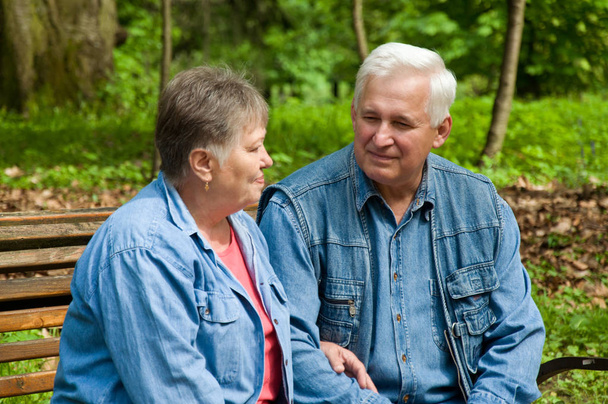 引退した人々 のカップルは積極的に自分たちの生活を生きています。ペン - 写真・画像