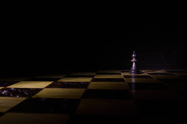 Ajedrez fotografiado en un tablero de ajedrez
 - Foto, Imagen