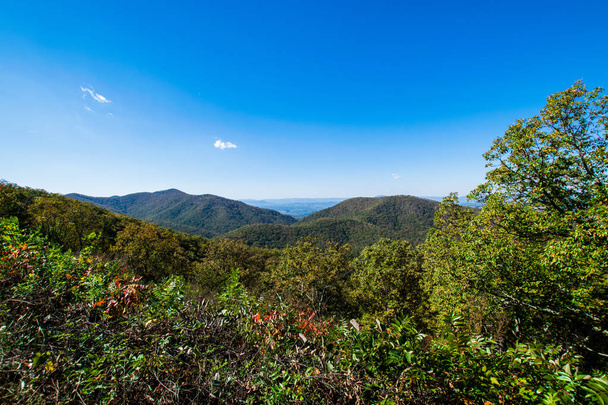 Ορίζοντα του μπλε βουνά κορυφογραμμών στη Βιρτζίνια στο Shenandoah Na - Φωτογραφία, εικόνα