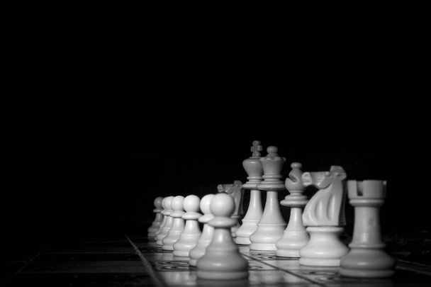 Ajedrez fotografiado en un tablero de ajedrez
 - Foto, imagen