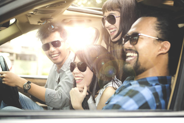 Nuorten ryhmä hymyilee autossa
  - Valokuva, kuva