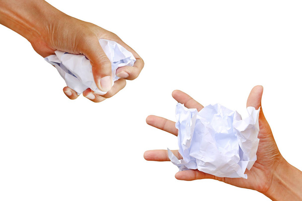 Vrouw handen verfrommeld vel papier geïsoleerd op een witte achtergrond, hand knijpen van papier. - Foto, afbeelding