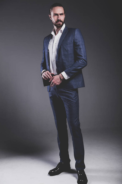 όμορφος μοντέρνος hipster επιχειρηματίας μοντέλο ντυμένος με κομψό μπλε κοστούμι  - Φωτογραφία, εικόνα