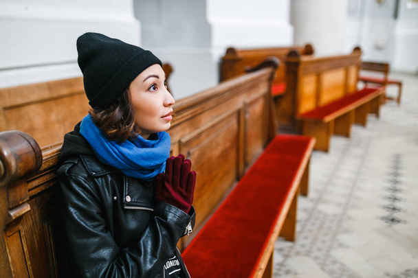 Jovem mulher fiel orando na igreja
 - Foto, Imagem