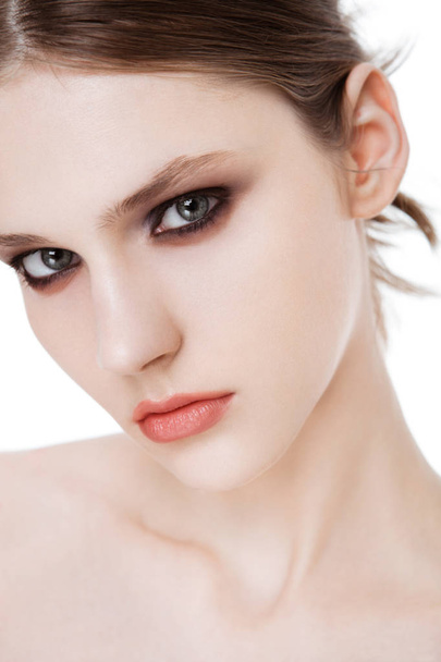 Beauty fashion model with smokey eyes makeup - Foto, Imagem