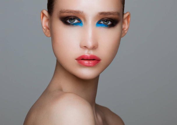 Beauty fashion model with black and blue makeup - Foto, imagen