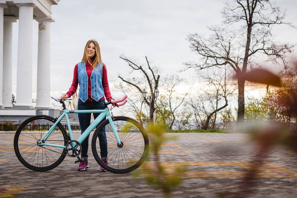 Young woman with bike - Фото, зображення