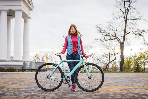 Young woman with bike - Foto, afbeelding