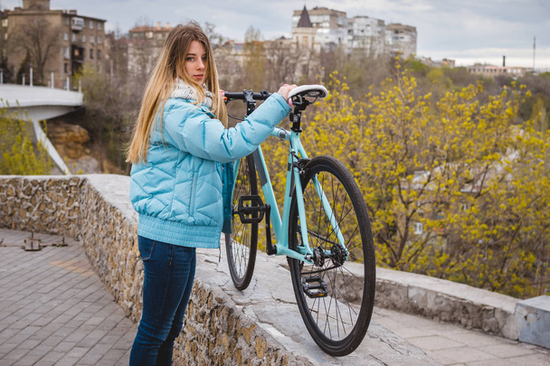 Young woman with bike - Φωτογραφία, εικόνα