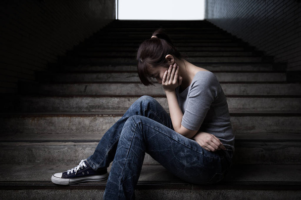femme déprimée assise dans le souterrain
 - Photo, image