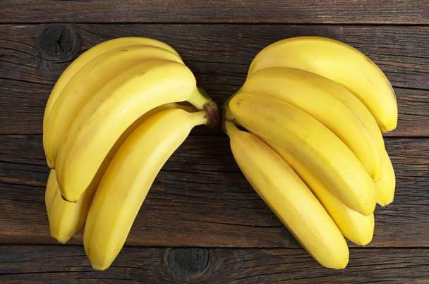Żółtych bananów na stole - Zdjęcie, obraz
