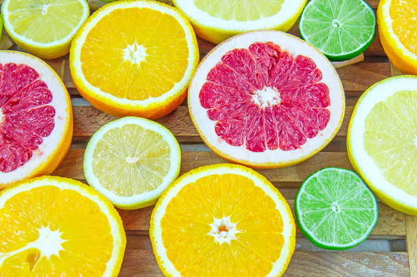 Čerstvé nakrájené řezy různých druhů citrusů  - Fotografie, Obrázek