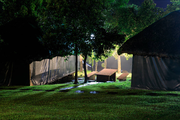 Νυχτερινή θέα στην εξοχή-καταφύγιο και δέντρα στη Φιλίηχώρα - Φωτογραφία, εικόνα
