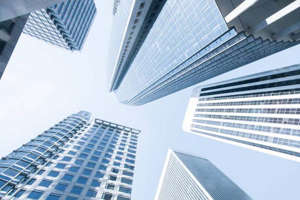 Vue des immeubles modernes de bureaux contemporains de couleur bleue
   - Photo, image