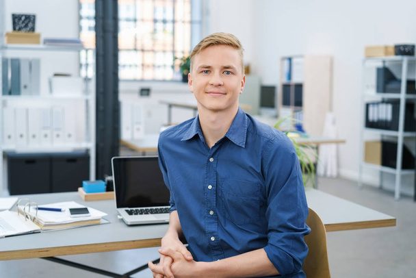 Friendly relaxed young businessman in the office - Fotoğraf, Görsel