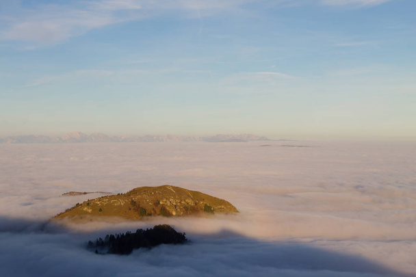 Bulutlar dağ tepe halı - Fotoğraf, Görsel
