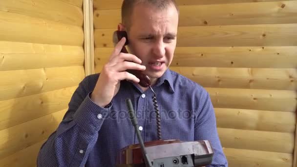 zły biznesmen krzycząc w telefonie a następnie zgłasza go z power up - Materiał filmowy, wideo