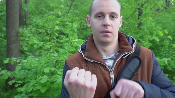 młody człowiek na naturę, pokazuje środkowy palec do kamery - Materiał filmowy, wideo