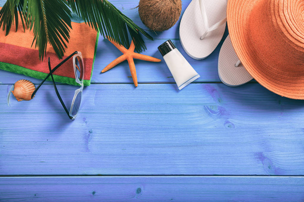 Концепція літніх канікул на синьому фоні - вид зверху
 - Фото, зображення