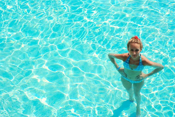 meisje in het zwembad - Foto, afbeelding