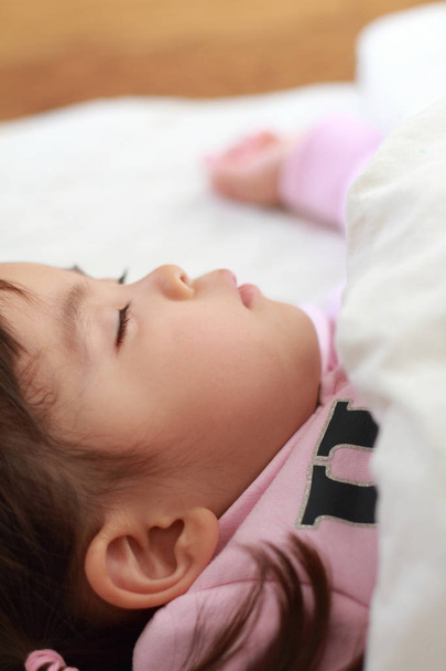 Śpiąca dziewczyna japoński (2 lat) - Zdjęcie, obraz