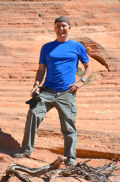 schöner Mann mittleren Alters wandert im Zion Nationalpark  - Foto, Bild