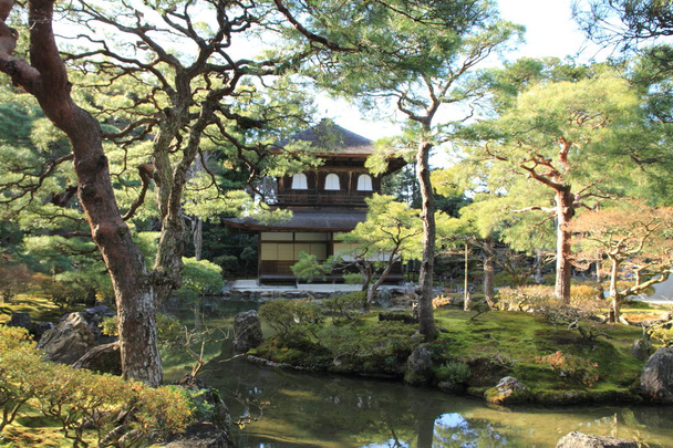 Zilveren Paviljoen en vijver van Ginkaku-ji in Kyoto, Japan - Foto, afbeelding