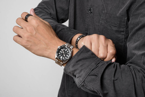 розкішний наручний годинник на зап'ясті
 - Фото, зображення