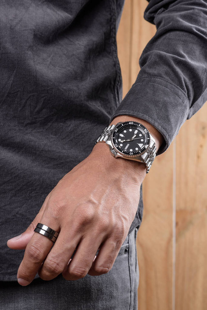 розкішний наручний годинник на зап'ясті
 - Фото, зображення