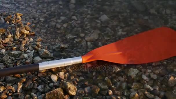 Rotes Boot paddelt auf dem See. in montenegrinischen Seen - Filmmaterial, Video