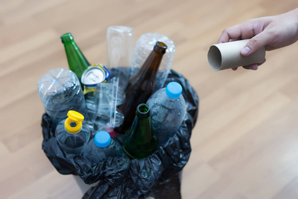 Recyclable garbage consisting  glass Savings plastic Plastic Env - Φωτογραφία, εικόνα