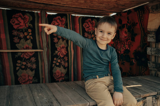 Kis kaukázusi fiú a természetben, gyermekkorban - Fotó, kép