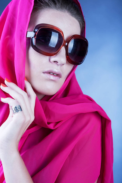 beautiful woman wearing sunglasses - Fotó, kép