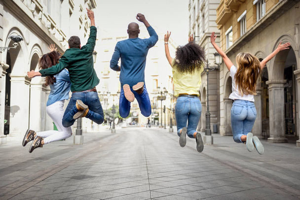 Группа друзей, прыгающих вместе на улице
 - Фото, изображение