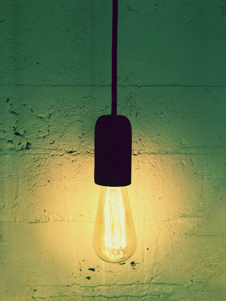 Ampoule simple sur un cordon noir
 - Photo, image