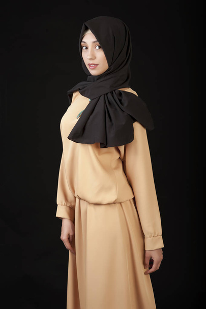Muslim woman in traditional clothes, studio - Foto, Imagen