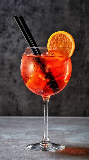 glass of aperol spritz cocktail - Zdjęcie, obraz