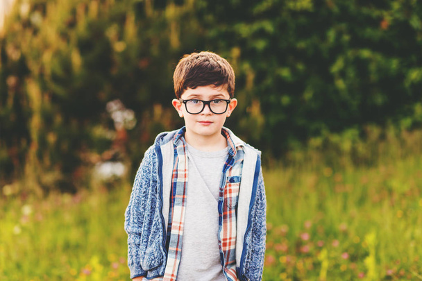 Aranyos 6 éves kisfiú a parkban szabadtéri portréja - Fotó, kép