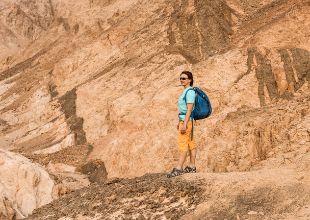 Woman Hiker with backpack enjoy view in desert - Фото, зображення