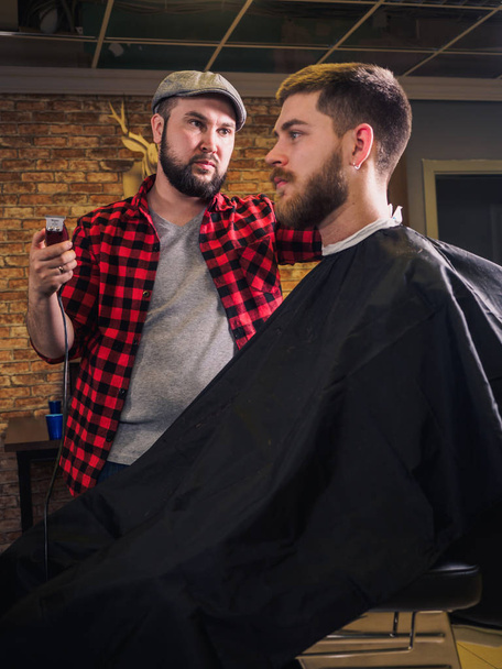 Adult male barber and customer in shop - Photo, Image