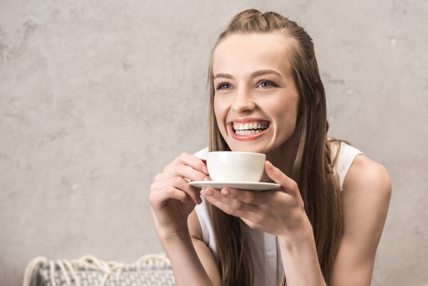 Junge Frau trinkt Kaffee  - Foto, Bild
