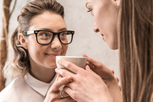 Lesbian couple drinking coffee  - Zdjęcie, obraz