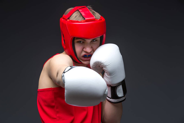 Mladý boxer v podobě červené - Fotografie, Obrázek