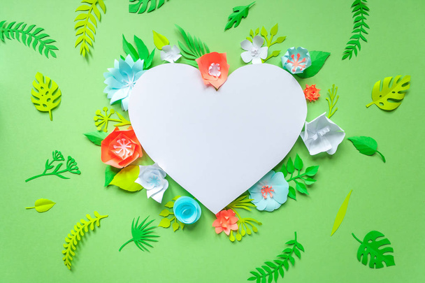 heart frame with color paper flower - Фото, зображення