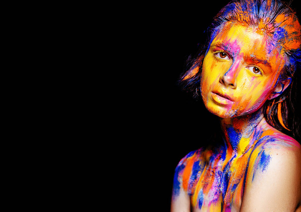 woman with colorful paint brushstrokes - Foto, afbeelding