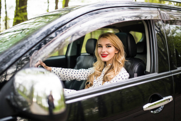Fiatal nő vezetés kocsiban, road trip - Fotó, kép