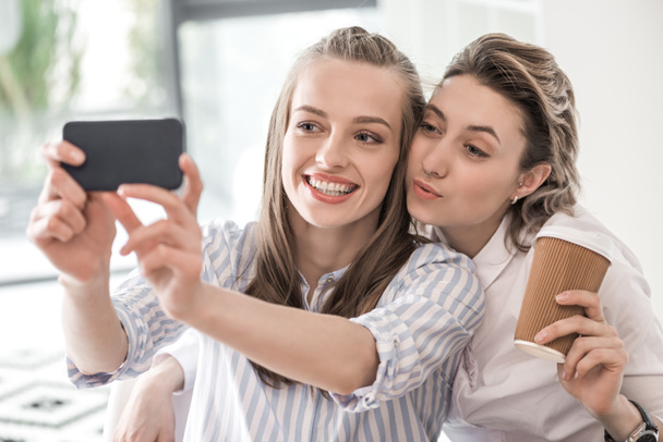 copines souriantes prenant selfie sur smartphone
 - Photo, image
