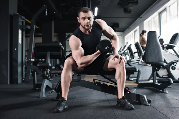 Sportman biceps training met halter - Foto, afbeelding