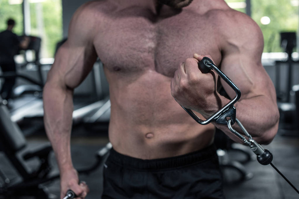 bodybuilder entraînement avec appareil de musculation à la salle de gym
 - Photo, image